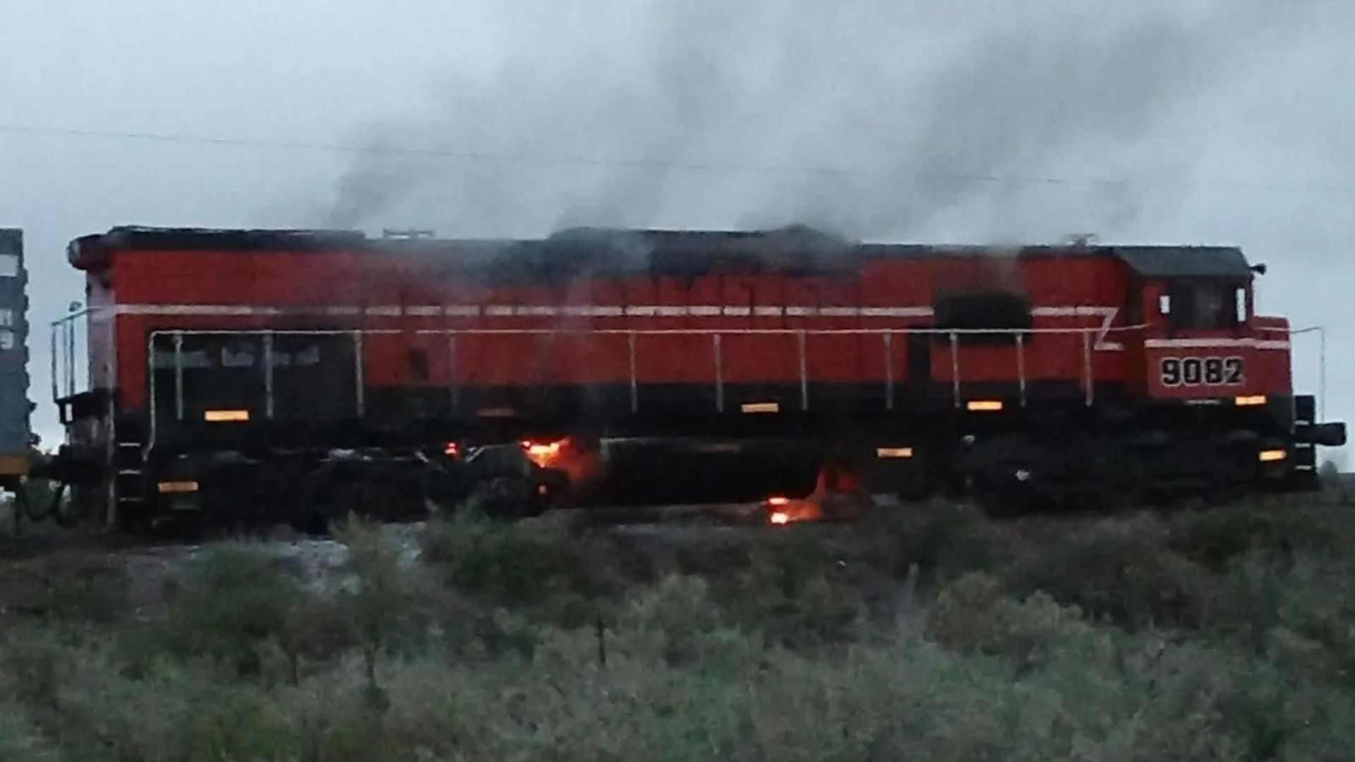 Incendio en locomotora cerca de Chelforó provoca corte en la Ruta 22