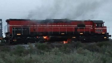 Video | Incendio en una locomotora en Río Negro: así fue el operativo para evitar que el fuego alcanzara el depósito de combustible