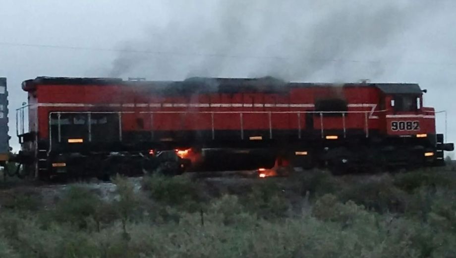  Una locomotora se prendió fuego en Río Negro y obligó a cortar la Ruta 22