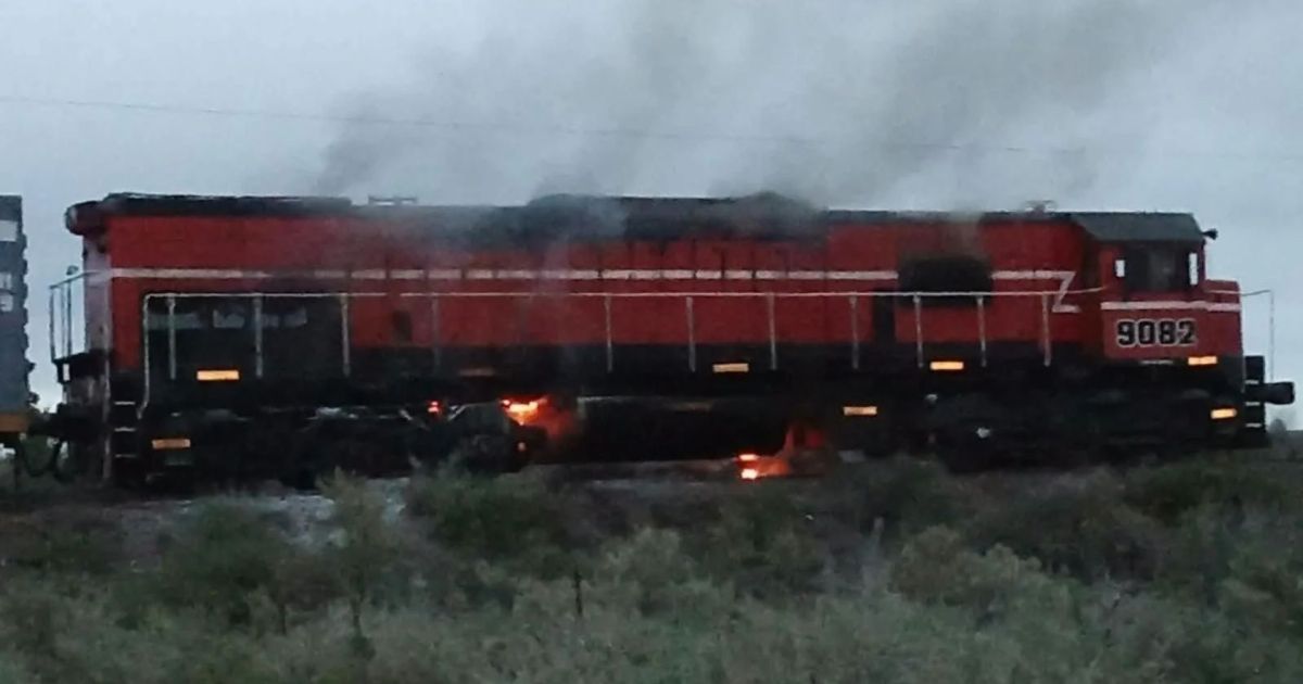 Incendio en locomotora cerca de Chelforó provoca corte en la Ruta 22