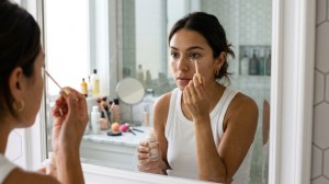 El truco viral para disimular las ojeras con un producto inesperado y cómo lograrlo