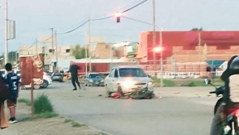 un joven de 17 años perdió la vida tras impactar contra un auto en Viedma. Foto: Gentileza.