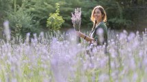 Imagen de Una emprendedora de Bariloche recupera saberes ancestrales y crea cosmética con plantas patagónicas