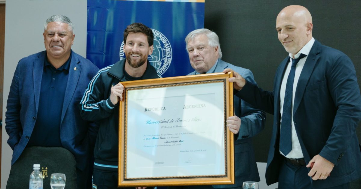 Lionel Messi recibió el Doctor Honoris Causa de la UBA en su partido despedida