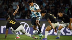 Leonel Flores hizo un posteo en redes tras su debut en la Selección Argentina y Cuti Romero le respondió: “Esto sigue”