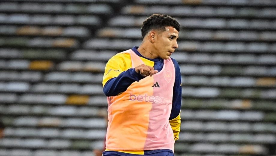 Leonel Flores, que el martes participó en la despedida de Messi de la Selección, es titular esta tarde en Córdoba. (Foto: @BocaJrsOficial)