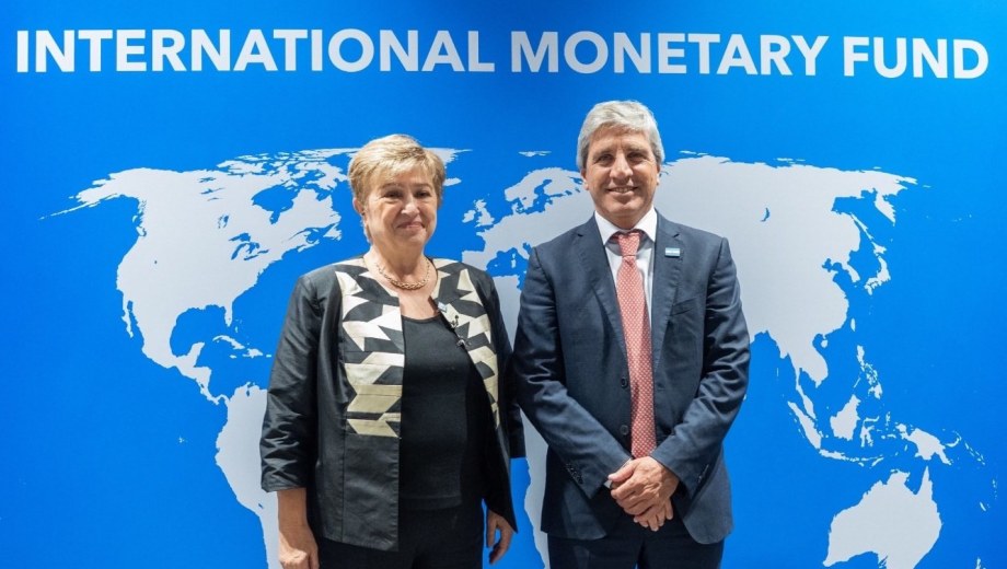El ministro de Economía, Luis Caputo, y la titular del Fondo Monetario Internacional (FMI), Kristalina Georgieva. 