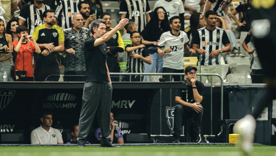 Atlético Mineiro, dirigido por Eduardo Domínguez, perdió el clásico de Belo Horizonte.
