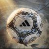 Imagen de AFA presentó la "Argentum Gambeta Derbi": la pelota para el Superclásico con tributo a Maradona y Messi