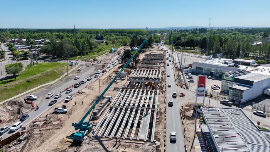 El ingreso a Neuquén por el puente carretero que conecta con Cipolletti comienza a tomar forma.