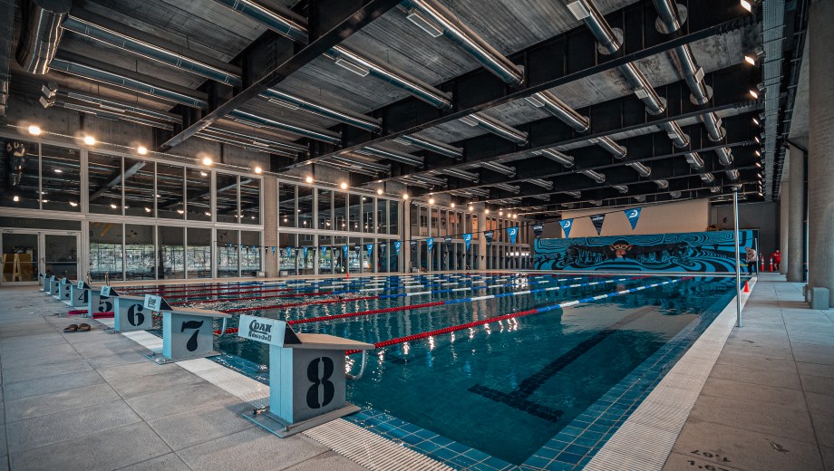 En Hoka hay pileta libre, clases de natación, aquagym y matronatación.