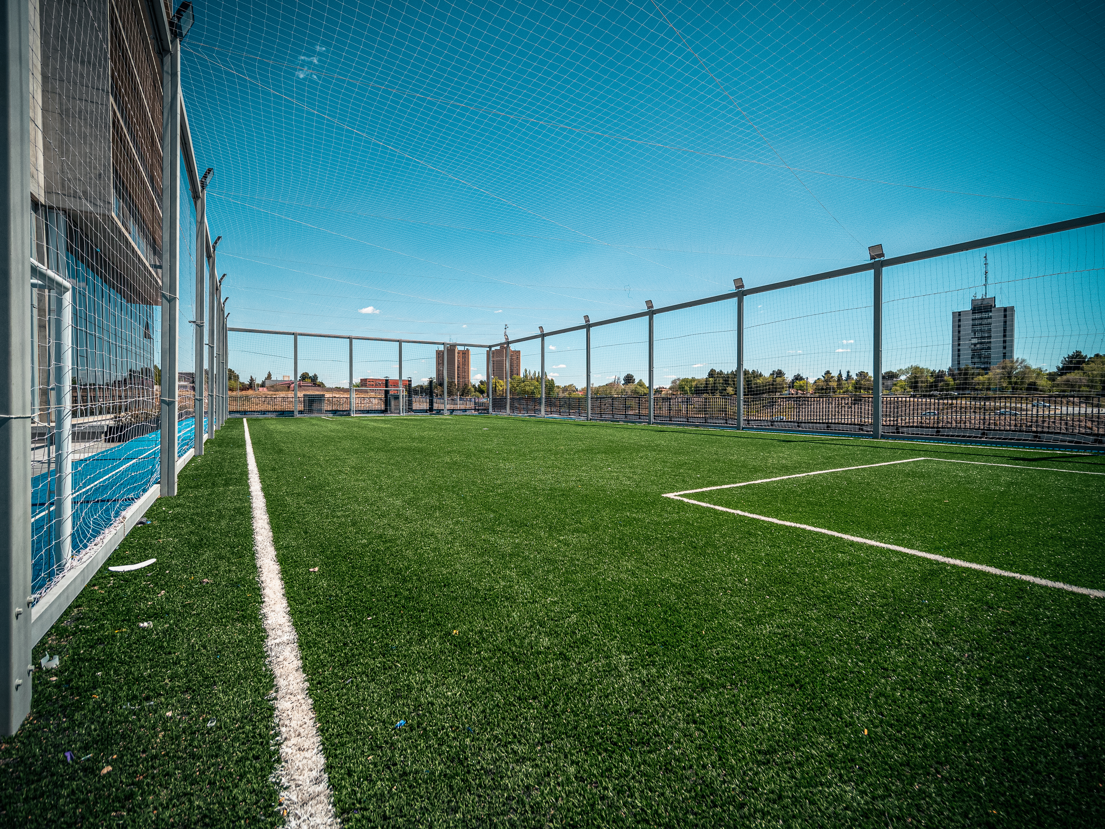 En la terreza, hay cancha de fútbol.