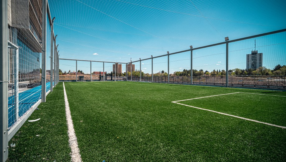 En la terreza, hay cancha de fútbol.