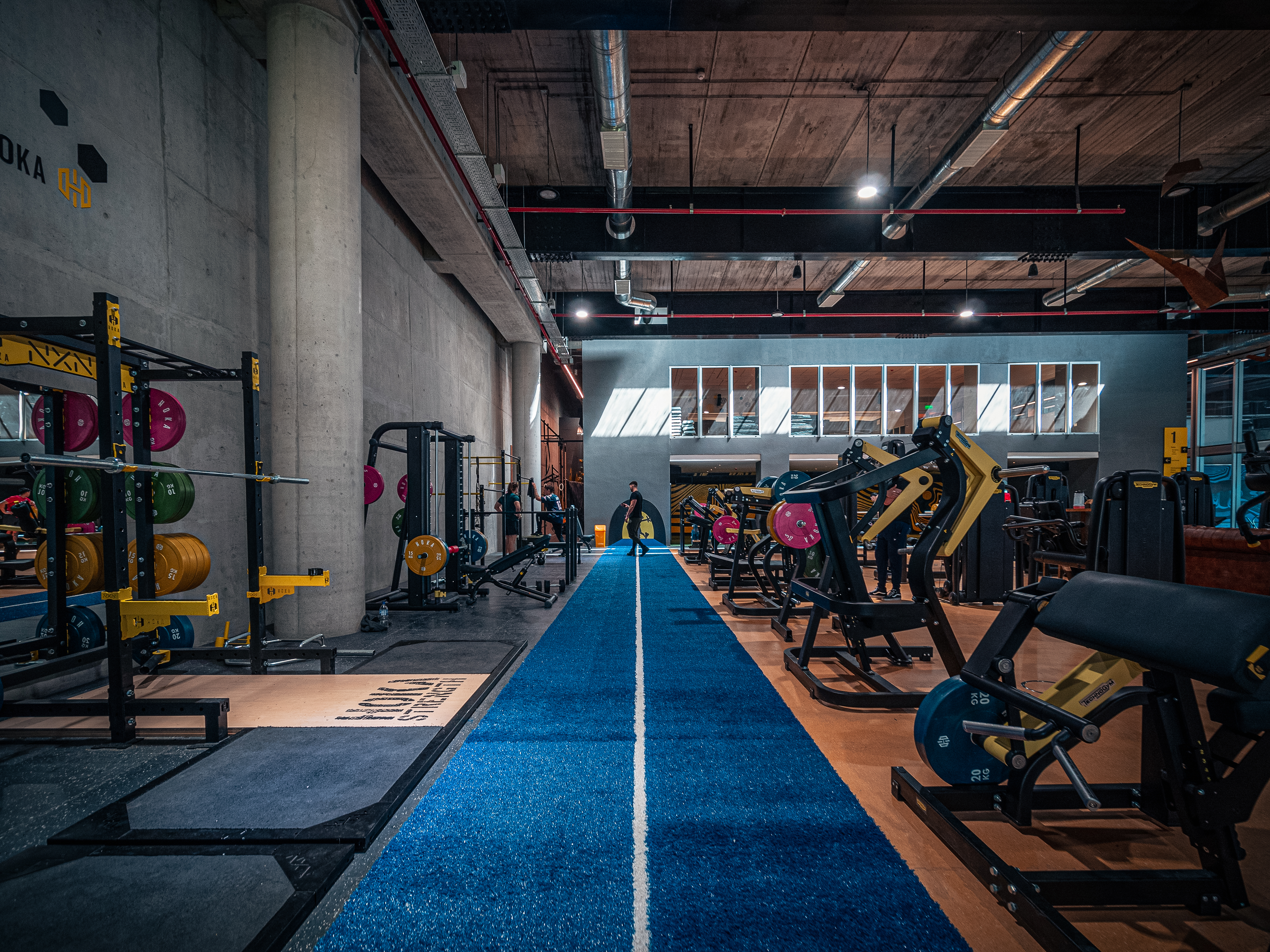 Debajo, la sala de musculación. Arriba, la sala aeróbica.