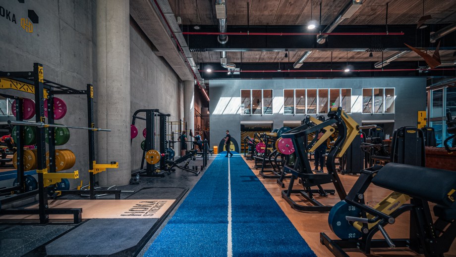 Debajo, la sala de musculación. Arriba, la sala aeróbica.