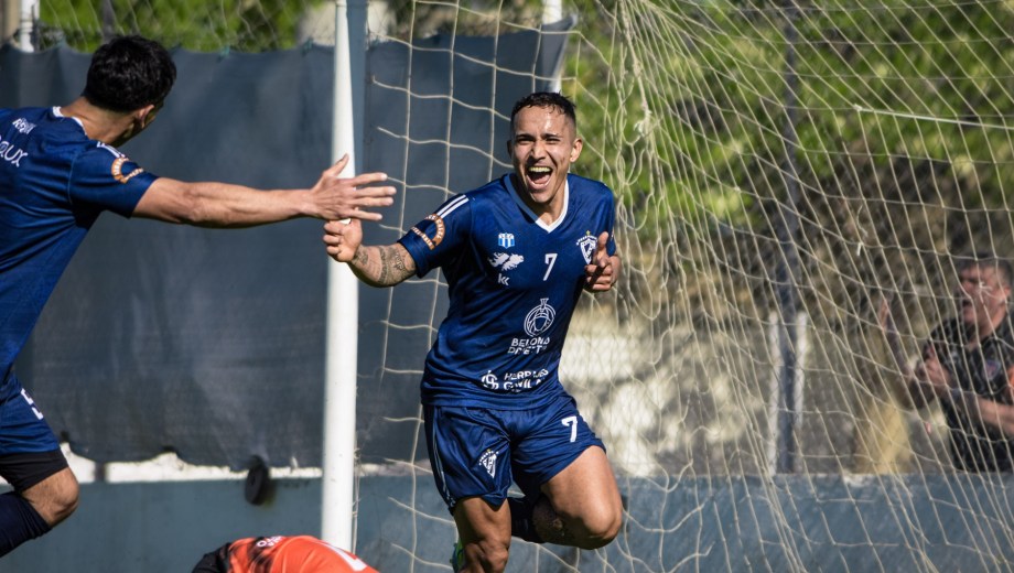 El delantero Tobías Rivas marcó por duplicado y fue fundamental en el triunfo de Atlético Regina. (Foto: Tomás López)