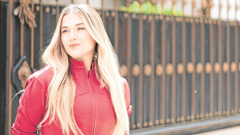 Sofía Calzetti lanza una nueva colección de su marca de ropa deportiva. 