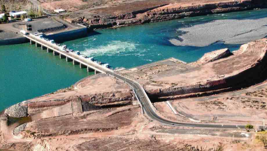 El dique Portezuelo Grande (parte del Complejo Hidroeléctrico Cerros Colorados) comenzó a construirse a finales de 1969 y entró en operación en 1972 (Archivo)