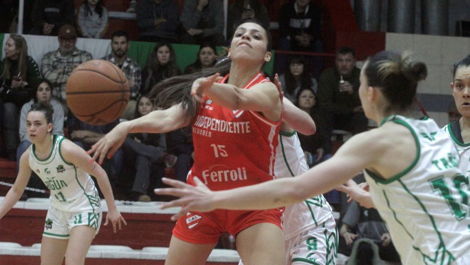 Jacqueline Soto fue la mejor de la cancha y firmó un doble-doble. (Oscar Livera)