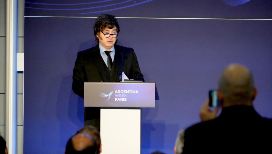 El presidente Javier Milei expuso ante inversores en París durante la Argentina Week, donde proyectó el despegue económico hacia 2028 supeditado a su reelección. (Foto: Presidencia)