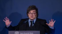 Imagen de Javier Milei culpó a «una peste peor que los orcos» por la suba del riesgo país y prometió crédito más barato si lo reeligen