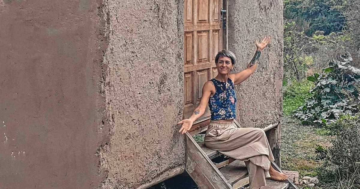 Jésica construyó su casa de adobe en Córdoba tras dejar su vida en Buenos Aires
