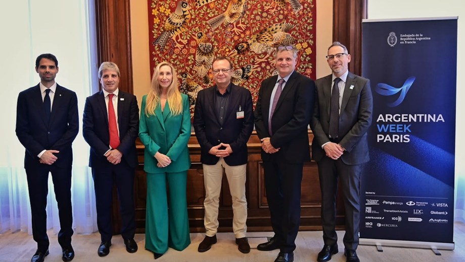 El embajador Ian Sielecki, el ministro Luis Caputo, la secretaria Karina Milei y el titular de la agencia de inversiones, Diego Sucalesca, junto a los representantes empresarios durante la Argentina Week en París. (Foto: Presidencia)