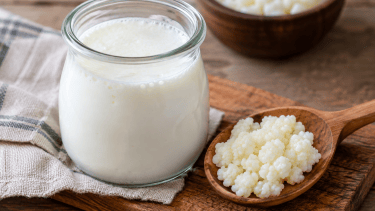 Kéfir: qué es el “oro blanco” que ayuda a la flora intestinal y puede reducir la hinchazón