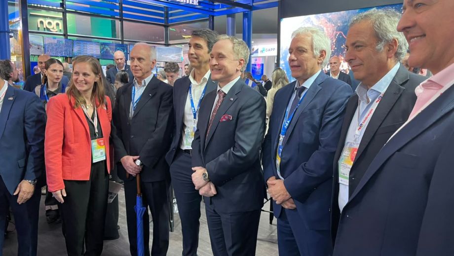 El embajador de Estados Unidos en el stand de YPF. Foto: Diario RÍO NEGRO. 