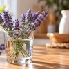 Imagen de Por qué cada vez más personas ponen una ramita de lavanda en un vaso con agua: el truco que pocos conocen