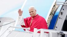 Imagen de El papa León XIV recibió el alta tras la cirugía pulmonar y regresa al Vaticano: qué dice el parte médico