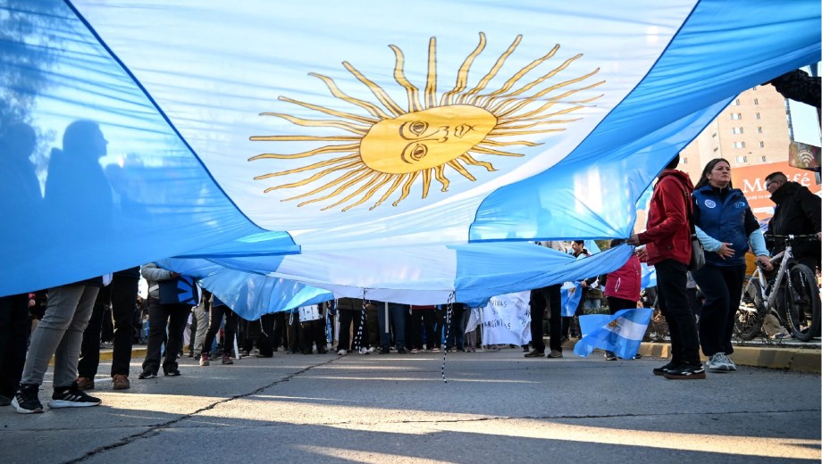 Una gran bandera de Argentina se desplegó durante la marcha federal en contra de la flexibilización de la Ley de Tierras Rurales. (Foto: Cecilia Maletti).