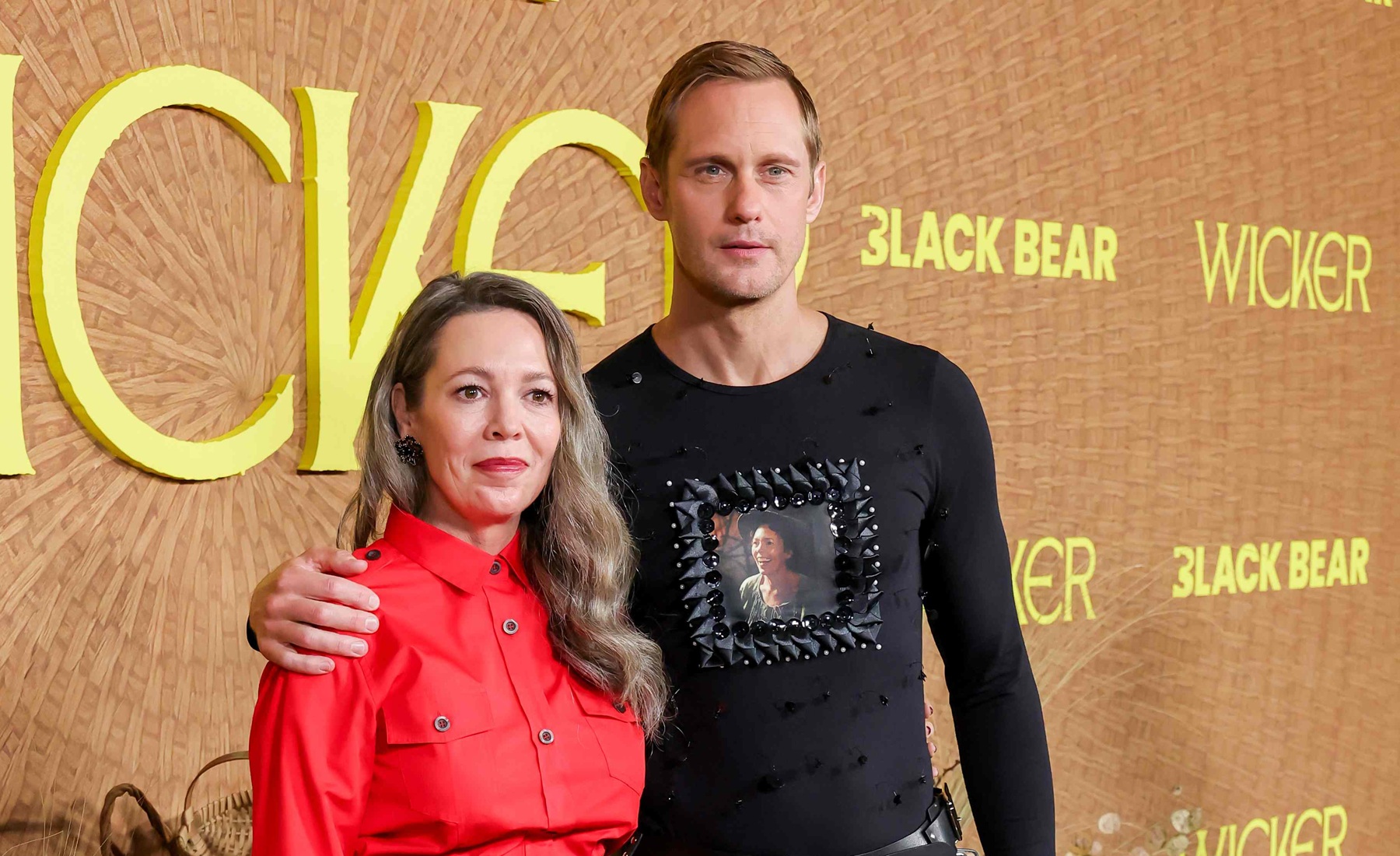 Alexander Skarsgård sorprende en la alfombra roja con un look audaz