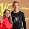 Imagen de Alexander Skarsgård en falda, tachas y remera con la cara de su compañera de reparto: así viste un ícono de la moda