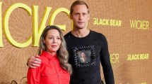 Imagen de Alexander Skarsgård en falda, tachas y remera con la cara de su compañera de reparto: así viste un ícono de la moda