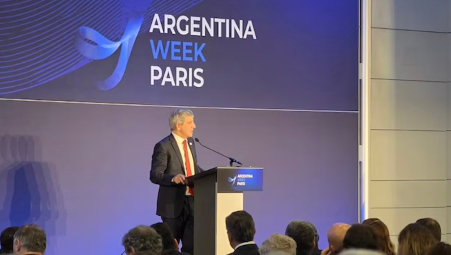 El ministro de Economía, Luis Caputo, durante su exposición ante inversores europeos en la jornada inaugural de la Argentina Week en París. (Foto: gentileza)