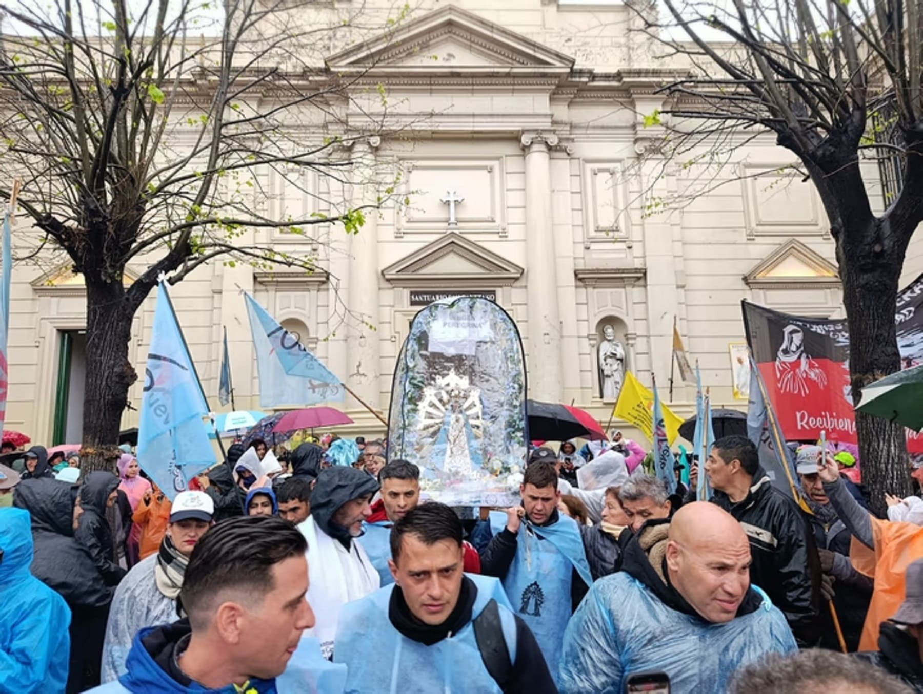 Miles de fieles peregrinan a Luján en medio de lluvias y un amplio operativo