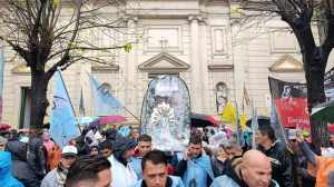 Con lluvia y un fuerte operativo, miles de fieles peregrinan este sábado rumbo a Luján
