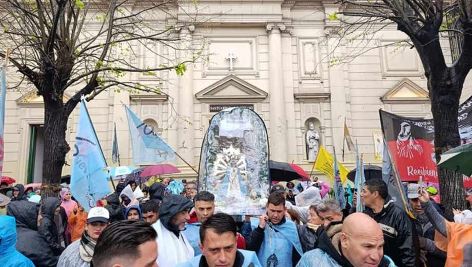 Bajo la lluvia, miles de fieles marchan hacia Luján. Foto: NA 