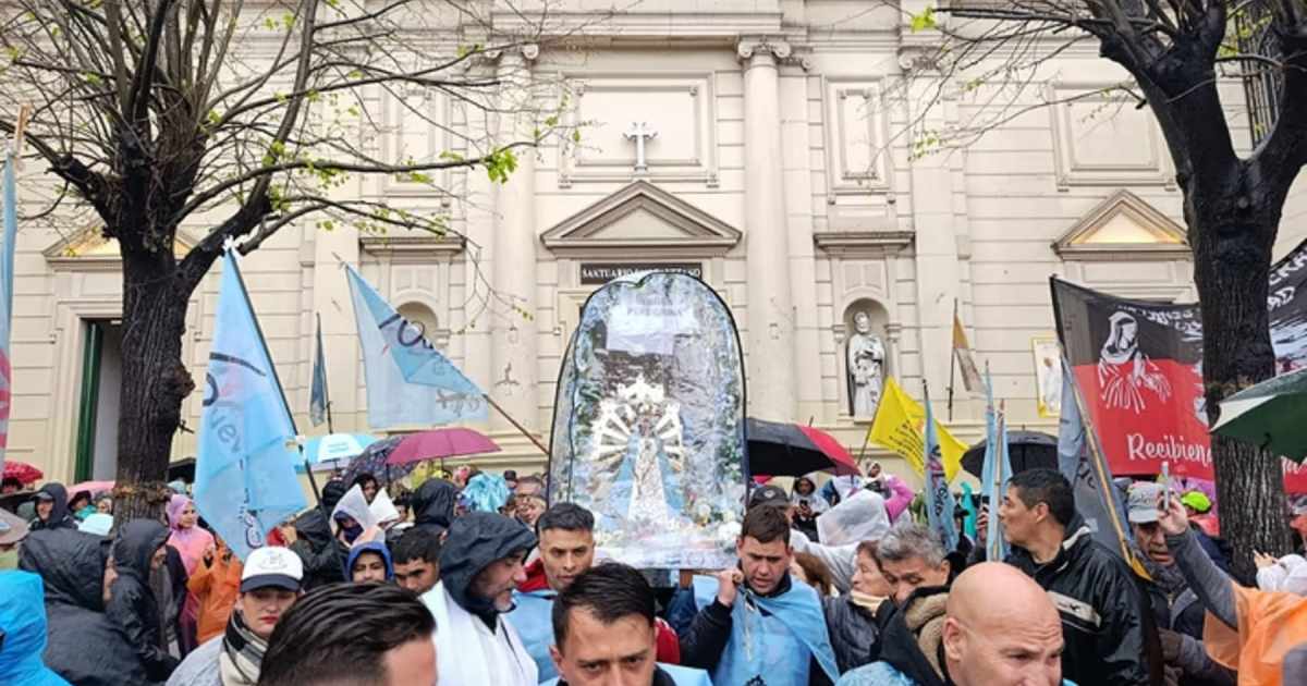 Miles de fieles peregrinan a Luján en medio de lluvias y un amplio operativo