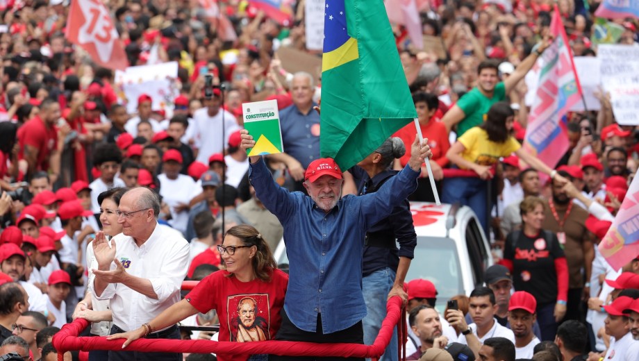 Lula, en caravana junto a sus simpatizantes. Su triunfo en el balotaje sacudió a los mercados de la región. (Foto: gentileza)