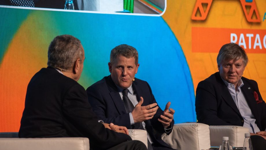 La charla fue moderada por Ernesto López Anadón, presidente del IAPG. Foto: gentileza AOG.