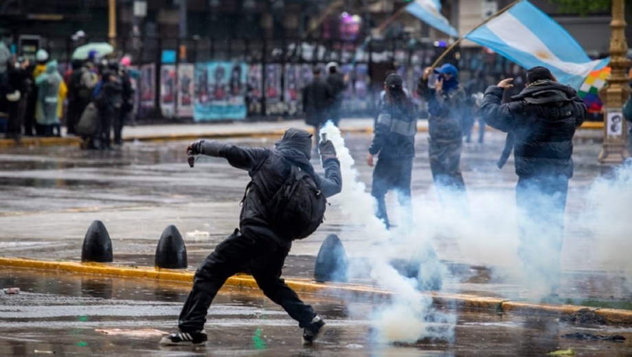 Marcha universitaria: 25 detenidos y $90 millones en daños. Foto: NA 