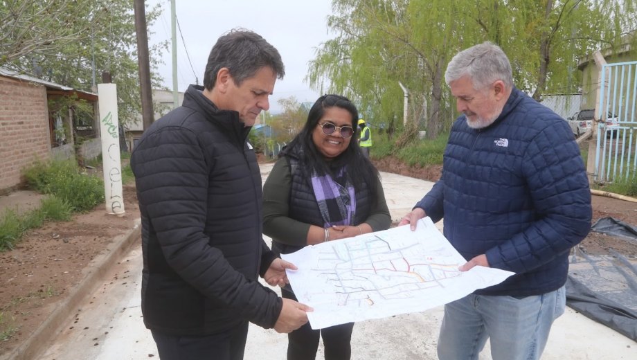 El intendente Mariano Gaido y el secretario de Infraestructura, Alejandro Nicola, revisaron los planos de la obra. (Foto: gentileza)