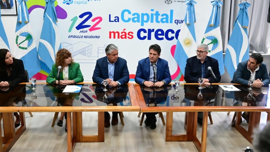 El intendente Mariano Gaido encabezó la conferencia en la Municipalidad de Neuquén, donde realizó los anuncios. (Foto: gentileza)