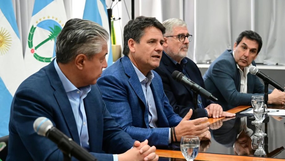 El intendente Mariano Gaido encabezó la conferencia en la Municipalidad de Neuquén. (Foto: gentileza)