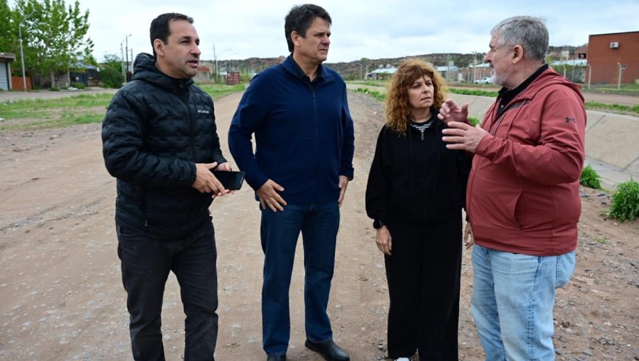 El intendente Mariano Gaido y la secretaria de Jefatura de Gabinete, María Pasqualini, recorrieron las calles de tierra de Cuenca 16, donde en 15 días empiezan las obras de asfalto. (Foto: gentileza)