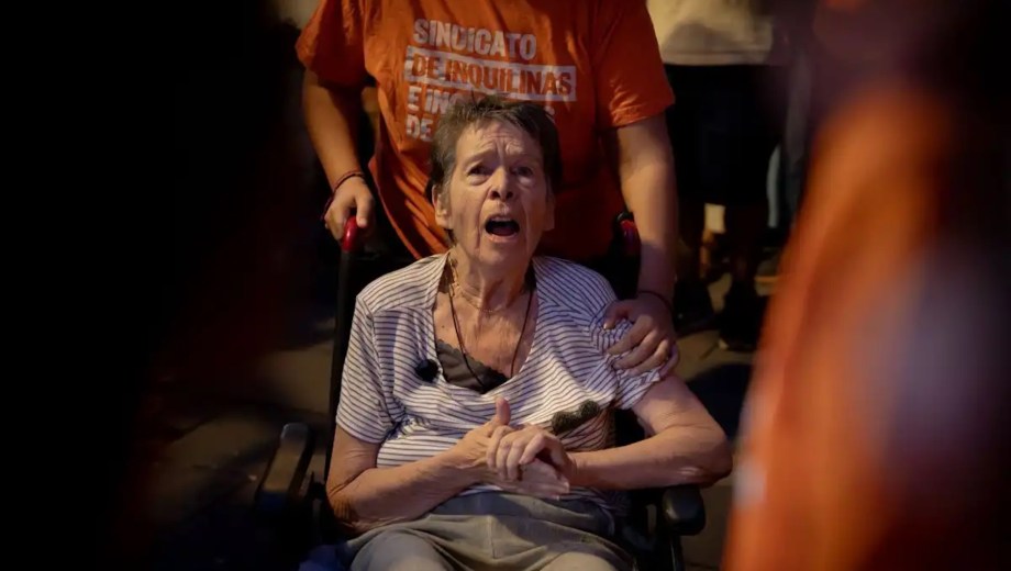 Maricarmen, acompañada por integrantes del Sindicato de Inquilinas, durante una de las movilizaciones contra su desalojo. (Foto: gentileza)