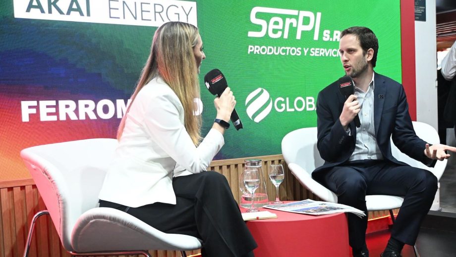 Ignacio Mazariegos, director de la unidad de Negocios de GeoPark Argentina, en el stand de Diario RÍO NEGRO en la AOG Patagonia 2026. (Foto: Cecilia Maletti)