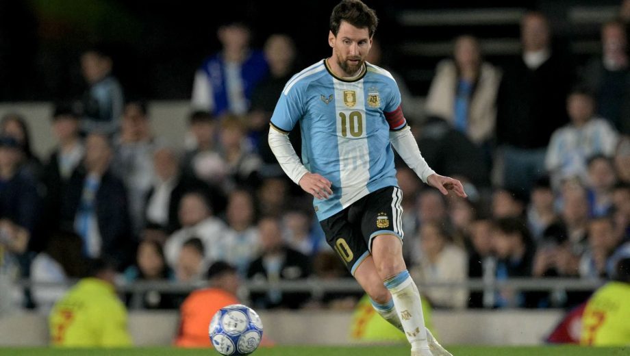 Messi Leyenda: póster y suplemento especial, este miércoles con RÍO NEGRO. Foto: AFP 